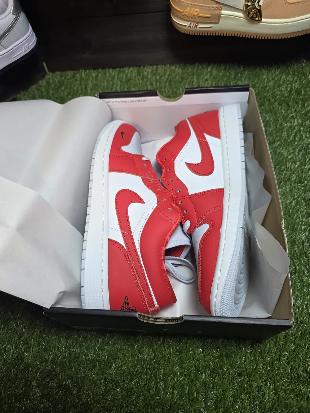 10.5 Mens Nike Air Jordan 1 Low- Sneakers - Red and White